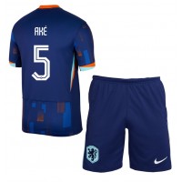 Camiseta Países Bajos Nathan Ake #5 Visitante Equipación para niños Eurocopa 2024 manga corta (+ pantalones cortos)